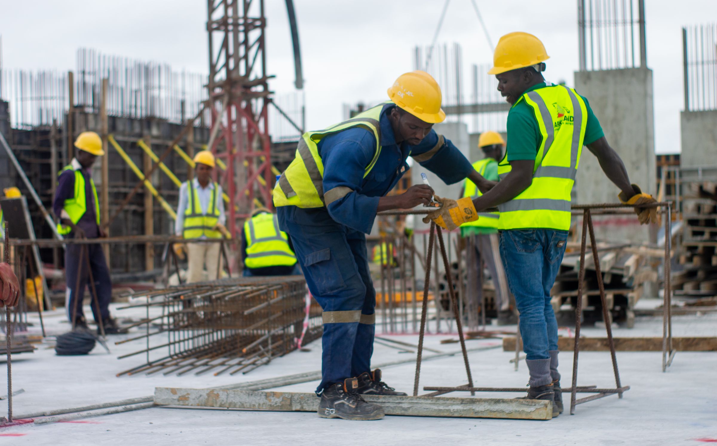 Cuadrilla trabajando en una construcción con acero y concreto