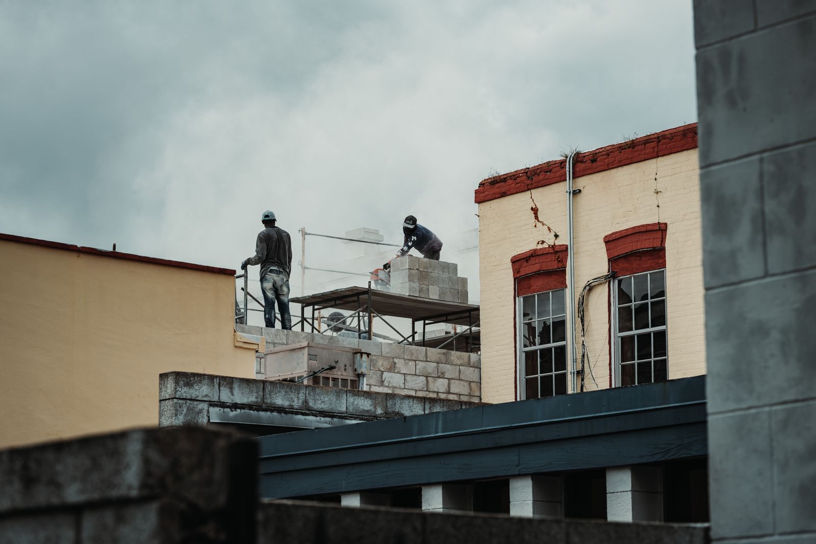 Trabajadores de construcción realizando labores de albañilería en un edificio