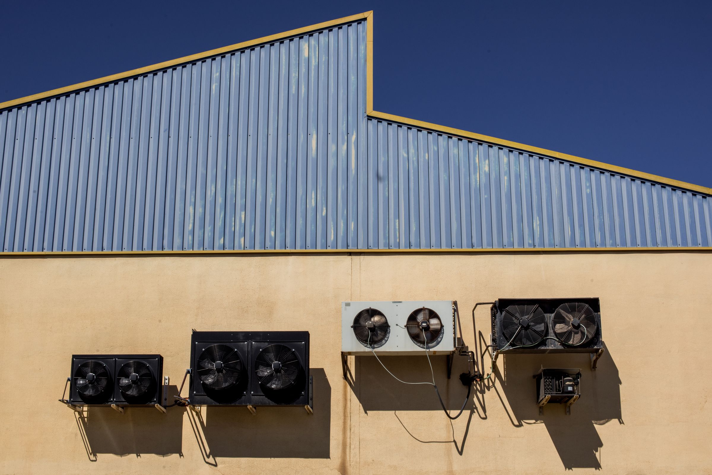 Equipos de climatización y condensación instalados en el exterior de una nave industrial