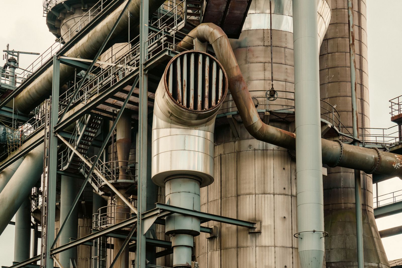 Red de tuberías, conductos y estructuras metálicas en una instalación industrial