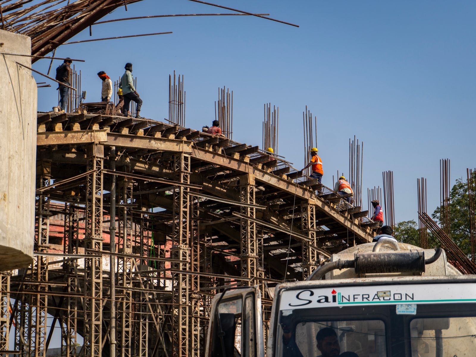 Trabajadores construyendo una estructura de concreto con cimbras y acero de refuerzo