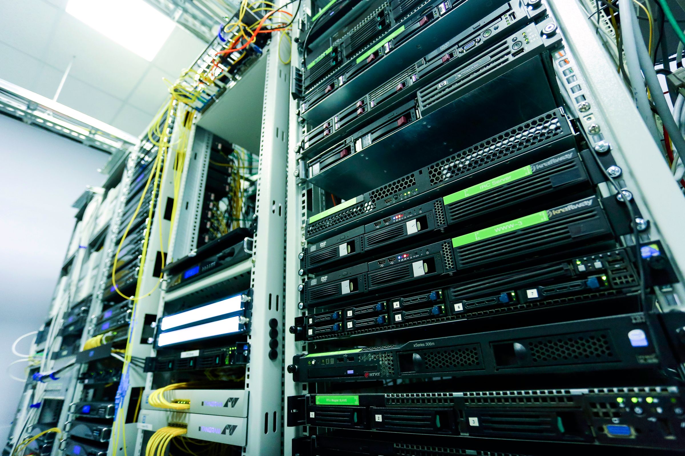 Racks de servidores y equipos de red con cableado organizado en un centro de datos